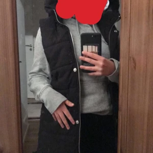 Bohoo Väst till knäna typ  - Älskar dena väst då den sitter bra på kroppen och man kan styla den lite hur man vill. Köpte den för 600 men säljer för 500 då den endast har använt ett få tal gången, som ny. Strl S då det var den minsta, skulle säga att den passar en Xs och en S. Kan gå ner i pris för snabb affär 