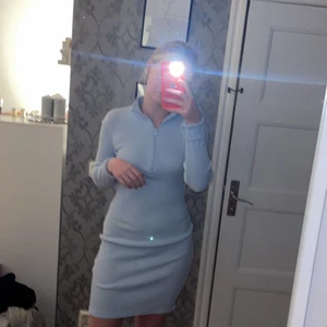 Blå tight klänning - Babyblue/ljusblå klänning med krage. Mjukt material. Från ginatricot