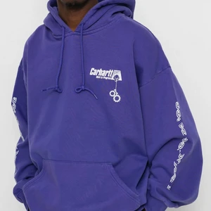 Carhartt hoodie - Snygg och skön oversized hoodie från Carhartt, storlek XL. Aldrig använd helt ny i påse.  Nypris 1249kr Frakt ingår i priset