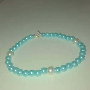 Blåt halsband 💙🤍 - Blåt halsband de sitter tajt mot halsen💙