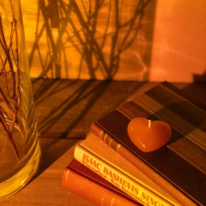 Heart Candle ❤️ - En liten och gullig present till nära och kära inför alla hjärtans dag 🥰 Passar även fint hemma bland dekorationen❤️  (Vid doft och/eller gold flakes; 12kr)  (Vid present packning; 4kr)   Tillgängliga dofter: Ocean, Rosor, Kanel, Nytvättat & Cotton Candy 