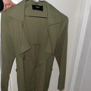 Kappa  - Super fin grön kappa ifrån bikbok, inga skador och knappt använd! Säljer då den blivit för liten🤍 skriv vid intresse eller frågor!