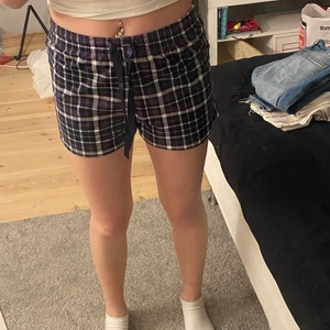 Rutiga pyjamasbyxor - Ett par lilarutiga pyjamasbyxor väldigt skönt material och nästan oanvända. 