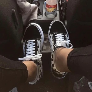 VANS Checkerboard Old School  - Ett par Vans checkerboard. 🧚🏼 Det finns en mörkare missfärgning på innersidan av skon som ni kan se på sista bilden, därmed priset. Annars inga defekter på skon. Har inte tvättat skon så den går att få renare! Köpare står för frakt! ☁️