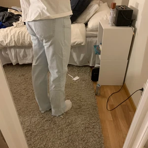 Zara jeans  - Säljer mina zara jeans som varit med mig väldigt länge nu, helt slut på hemsidan. Säljer de för att de börjar bli lite för små, som man kanske ser🙂 För att vara storlek 42 är de ganska små - så skulle säga att de är en 38 ungefär 