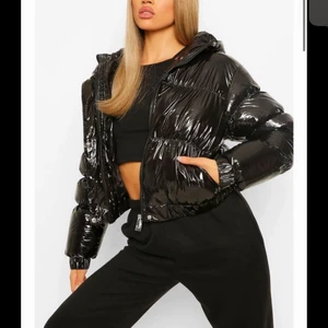 Glansig jacka  - Jacka från boohoo. Aldrig använd men har inte prislappen kvar. Strl 36 