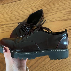 Loafers - Brun-röda loafers strl 37. Köpta på sellpy men aldrig använd 