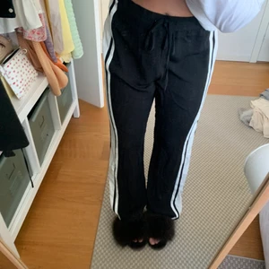 Byxor  - Svarta byxor i storlek 38