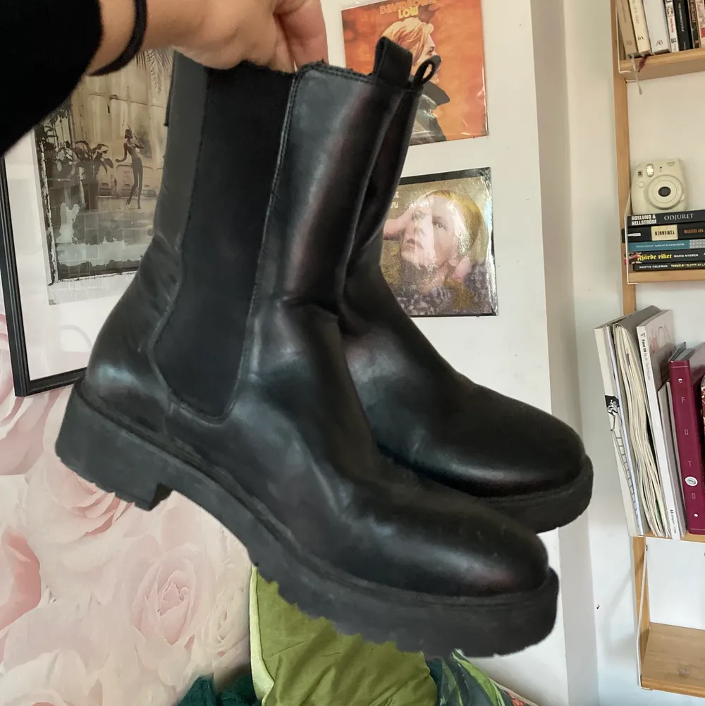 Höga svarta boots, använda en gång jag säljer din pga för liten storlek. Helt nyskick jätte fina och varma perfekt för vinter och vår . Skor.