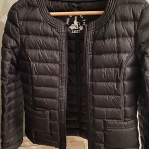 Jacka - Säljer denna snygga Jot jacka. Den är helt som ny och inga defekter😍 Jätte snygg nu till våren. Nypris 1235