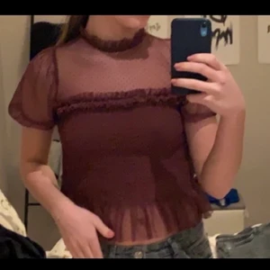 Toppar - Säljer denna snygga mesh topp som tyvärr har blivit för liten för mig. Toppen kommer ifrån Nakd och är i storlek 36, S.💕 Använd ett fåtal gånger (2-3) och är som helt ny. Skriv om ni har frågor eller bättre bild😁 OBS. Köparen står för frakten samt väljer hur toppen ska skickas ✨😁💕🤩