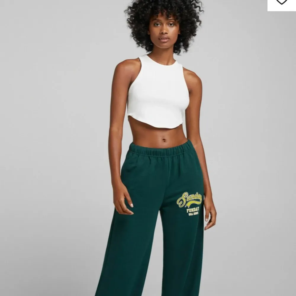 Gröna mjukis vida byxor från bershka som tyvärr va fel storlek , skriv vid intresse eller frågor ✨. Jeans & Byxor.