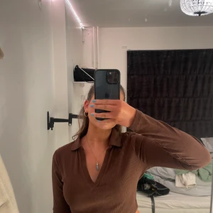 v-ringad topp - super fin v-ringad brun topp från zara!! Oanvänd i storlek M men passar även mig som bär S/xs