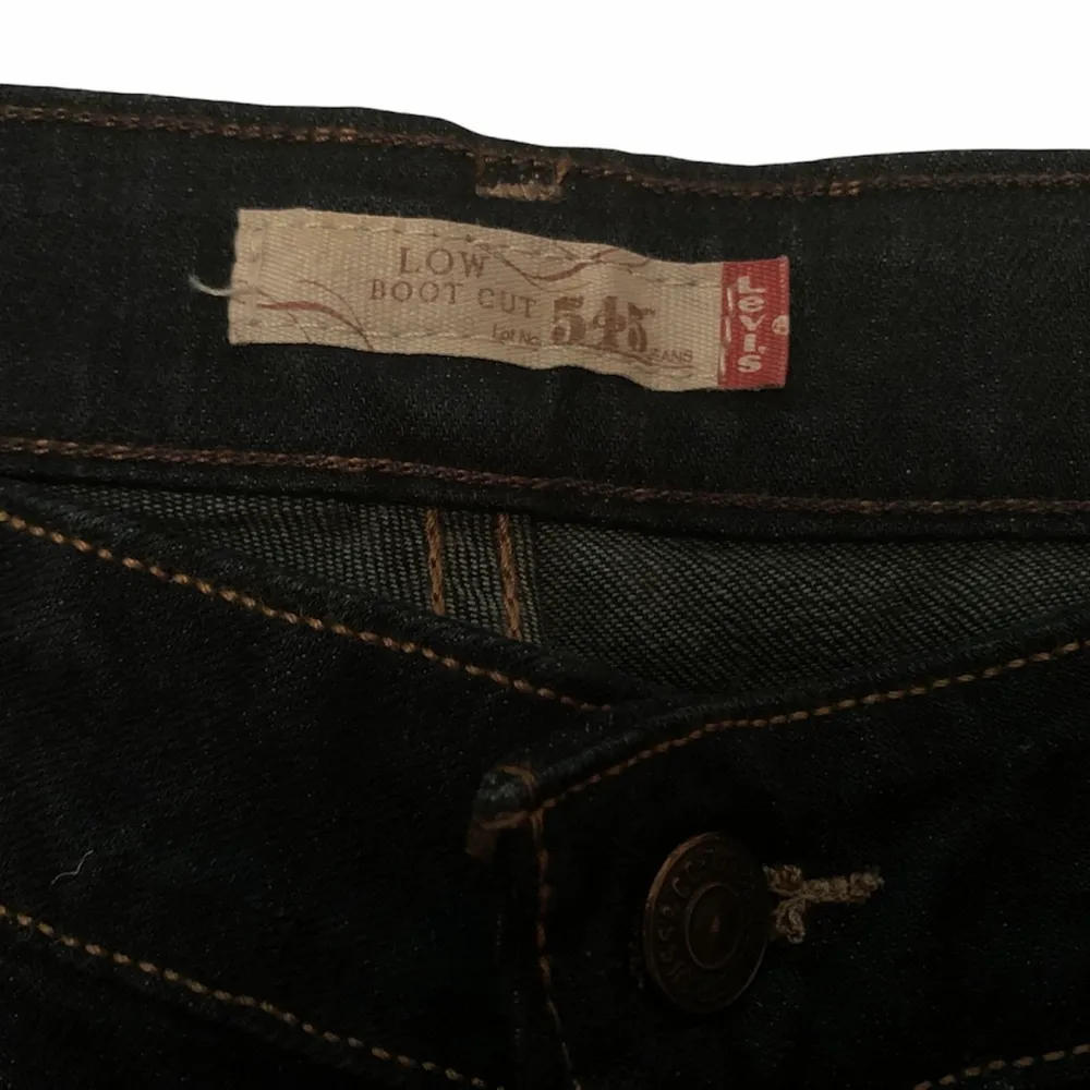 Levi’s boot cut 545” jeans i färgen mörkblå och storleken 10 medium. Använda endast en gång. Kan mötas upp i Stockholm eller leverera jeansen. Kontakta för mer info!💕. Jeans & Byxor.