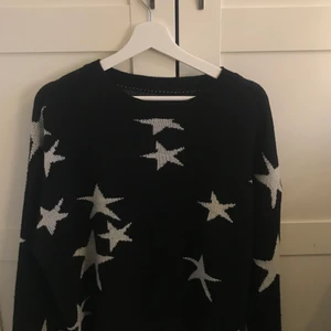 Tröja med stjärnor ⭐️ - Säljer min jättefina svarta stickade tröja med vita stjärnor på från Shein, tröjan är i strl M men passar en S om man vill ha den oversized! ⭐️💞