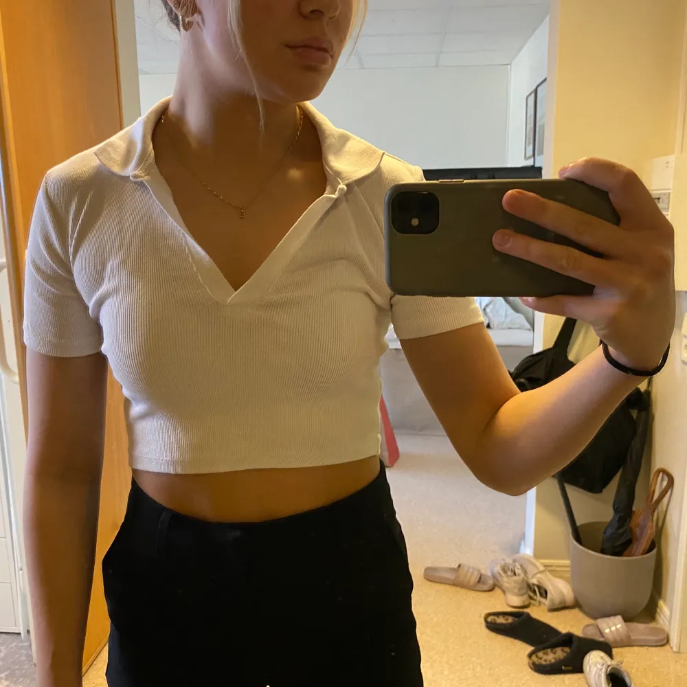 En skit snygg croppad topp från Zara. Använd fåtal gånger. Säljer då den inte kommer till användning. Jag är 163cm lång.. Toppar.