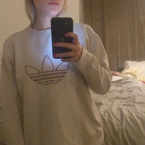 Adidas tröja  - Skitsnygg tjocktröja från adidas i offwhite färg! Använd 1 gång så den är i mycket bra skick.