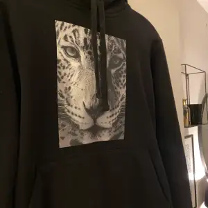 Säljer även min svarta leopard hoodie i storlek s! Även denna är som ny och är super skön i materialet! Säljer den för 250kr men pris kan diskuteras💕