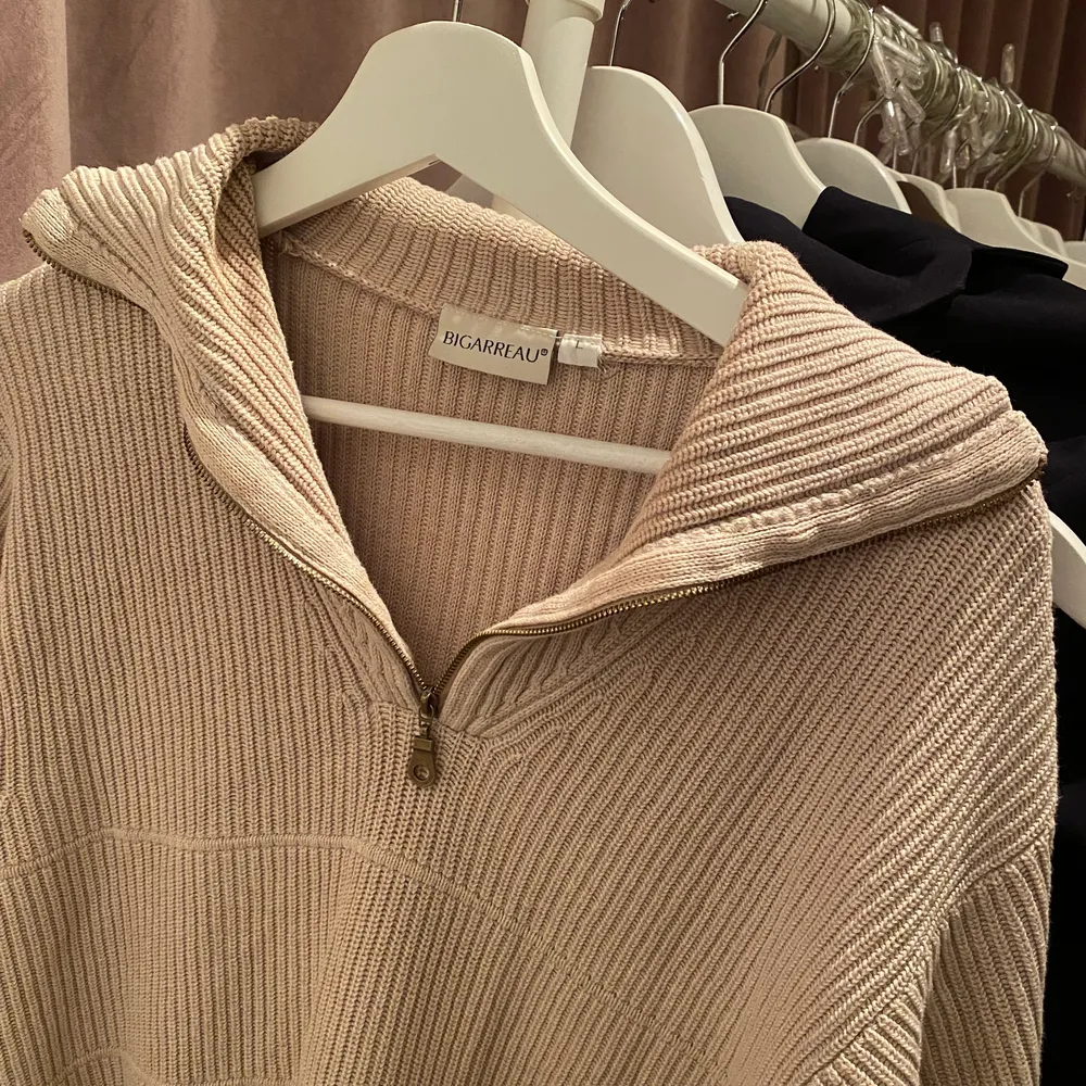 Superfin zip tröja, beige, köpt second hand, strl L men passar en S, M och L beroende på hur man vill att den ska sitta. . Tröjor & Koftor.