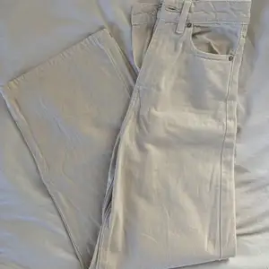 Vita/beige jeans från Gina, använt 1 gång så som nya, storlek 30, är försmå för mig i midjan men bra i längd ( är ca 160cm)