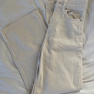 Jeans - Vita/beige jeans från Gina, använt 1 gång så som nya, storlek 30, är försmå för mig i midjan men bra i längd ( är ca 160cm)