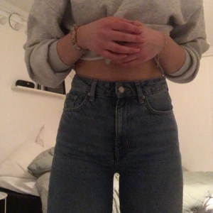 Jeans - Jeans ifrån lager 157, storlek S med hål på knäna. Lite lite för korta för mig som är 175cm lång. 70kr +frakt eller högstbudande💕