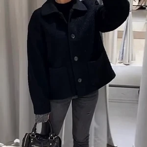 Monki kort kappa - Kort kappa från Monki helt oanvänd, prislapp kvar! Även helt slutsåld på hemsidan! (Första bilden är lånad)💕 frakt på 66kr tillkommer