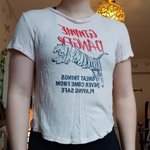 H&M "gimme danger" crop top stl. S - Pris: 15 kr. Stl: S. Passform: Mjuk och fladdrig. Säljer p.g.a: Använder aldrig.
