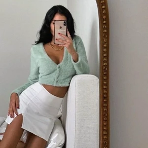 Vit Kjol Med Slits - Säljer en fin kjol från pull&bear som liknar den första bilden! Andra bilden är min. Säljer då den tyvärr blivit för liten, men den är helt oanvänd. Hör av dig om du har frågor💞