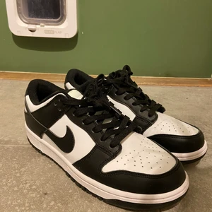Nike Dunks Low “Panda” Storlek 44 - Skicket är väldigt bra och har användas ett fåtal gånger. Har inte kvar box eller kvitto, därför jag säljer så billigt. Skickas via PostNord 66kr. Tack! 
