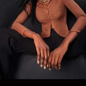 Ubrugt langærmet bluse i brun - Ubrugt 