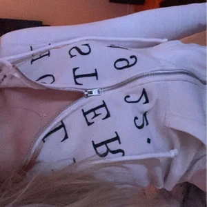 Hollister  - Säljer denna då ja inte tyvärr får någon användning av den längre😕 köpte den på loppis så säljer den billig! Fint skick men väldigt använd som sagt. Storlek XS, 100kr☺️