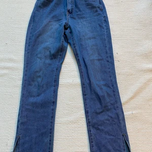 Jeans med slits - Mörkblåa jeans men slits längst ner! Dom är köpta på Asos men från Missguided. Skit snygga men tyvärr inte rätt passform för mig❤️‍🔥