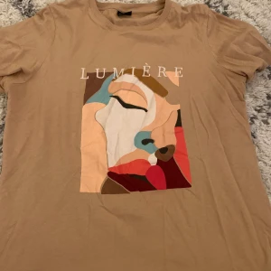 Tisha!! - T-shirt med tryck! Passar en XS-S! För mer bilder eller info, skriv!!