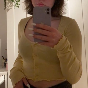 Tröja  - Den här tröjan han jag aldrig använt mer än att testat. Jag säljer den för att den är för stor för mig. Sen är rätt stretchig och långa i armarna.