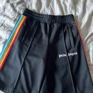 Palm Angels shorts - Palm Angels shorts. Har kvitto!!.                                   Storlek XS men passar ganska oversize så funkar för storlek XS-M beroende på önskad passform.