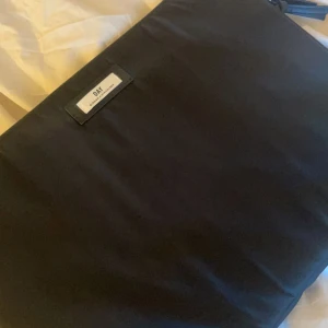 Datorfodral DAY - Säljer denna snygga enkla datorfodralet från märket DAY. Tyvärr inte kommit till användning så även prislappen är kvar! Hör av dig vid frågor eller mer bilder!💞✨(är väldigt osäker hur frakten kommer kosta, men kommer gö de så billigt som möjligt!!) PRIS+FRAKT