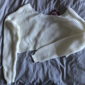 Ny gräddvit stickadtröja strl S - Oanvänd stickad tröja från Boohoo i strl S, den är lagom croppad och i ett garn som inte sticks. Passar mig som vanligtvis är strl S & 171cm. 
