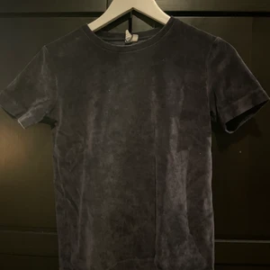 ”Sammets” t shirt & Other stories 34 - Blå Sammet/velour t shirt från & other stories i storlek 34! Kan mötas upp i Stockholm annars står köparen för frakten 💙🦋