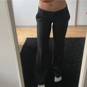 Gråa kostymbyxor - Snygga gråa kystombyxor, passar mig som är 172. (Bilder lånade av Emelie) 