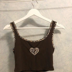 Topp med hjärta XS - Jättesöt topp som jag tyvärr inte får så mycket användning av längre. Använd en del gånger men fortfarande nyskick!🤎