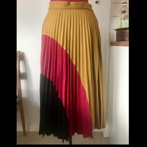 Plisserad retro kjol - S - En superfin kjol med tungt fall och vackert tyg. Retro, italiensk i fint skick. Tyvärr lite stor för mig i midjan. 