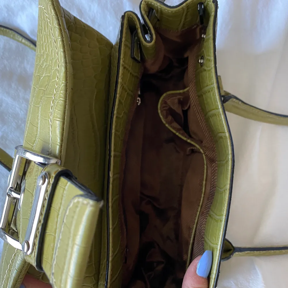 Supersöt grön handväska köpt här på plick!! Olivgrön<33 . Väskor.