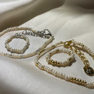 Linnéa - 🤎Linnéa                               🗒Alla smycken blir unika ✨ Välj mellan silver-& gulddetaljer                                                                       🤎Pris: Armband: 79kr Ring: 49kr                                  Set (armband + ring): 120kr                              ⚜️Eventuell fraktkostnad: 14kr                            Storlekar: Armband: XS/S - 13,5cm + 4,5cm < 18cm M/L - 17cm + 4,5cm < 21,5cm 🤎Ringar: UNISIZE                   🤎Beställ via Instagram @amici.uf