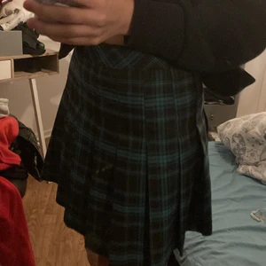 Kjol  - Köparen står för frakten. Den är i bra skick knappt använd