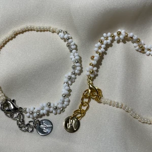 Mireya  - 🤍Mireya ⚜️Asymmetriskt blomarmband ✨ Välj mellan silver-& gulddetaljer  🤍Pris: Armband: 99kr  ⚜️Eventuell fraktkostnad: 14kr Storlekar: 🤍XS/S - 13,5cm + 4,5cm < 18cm 🤍M/L - 17cm + 4,5cm < 21,5cm  🤍Beställ via DM (Silver/Guld, produkt & ev. storlek)