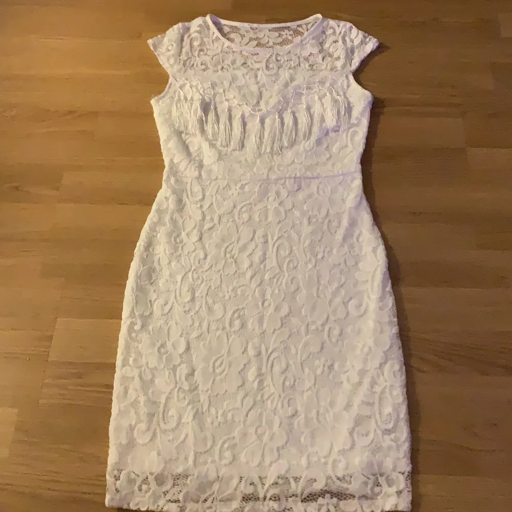 Säljer den här fina spets klänningen från Nelly storlek 36 då den inte passar längre. Använda några gånger men är i väldigt bra skick. Klänningar.