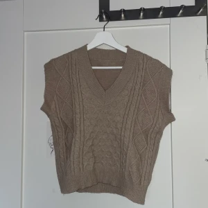Beige väst - Beige väst i fantastiskt material 
