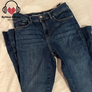 Mörkblåa bootcut jeans - Mörkblåa bootcut jeans i strl M. Säljs av Rytmus Stockholms Elevkår, alla kläder som säljs har skänkts utav elever på Rytmus och de pengar som samlas in från klädinsamlingen ges oavkortat till WWF. Ta chansen och köp fina kläder second hand och bidra på samma gång till att bevara miljön!
