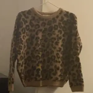 stickad tröja i leopard nästan oanvänd 😁